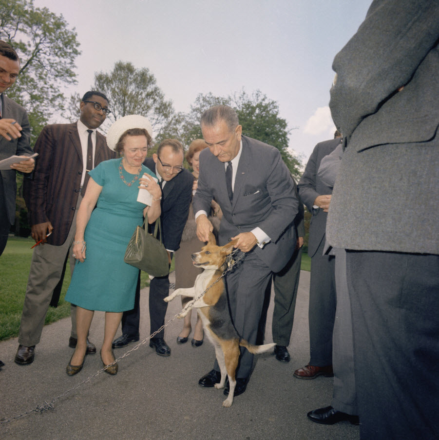 US Präsident Lyndon Johnson mit Beagle