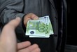 Hand nimmt Euro Geldscheine